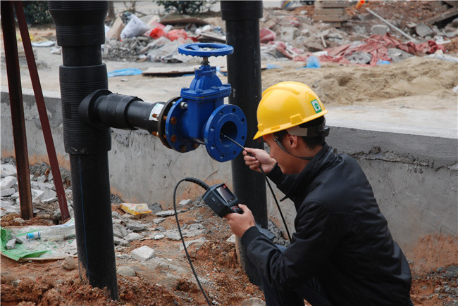 工作人員利用HIE系列工業(yè)內(nèi)窺鏡正進(jìn)行管道內(nèi)部檢測