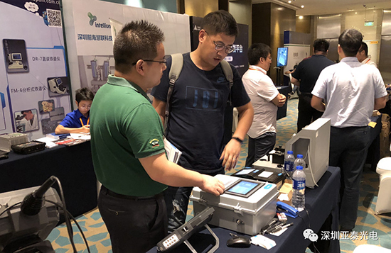 工作人員現場給客戶講解在線油液監測系統