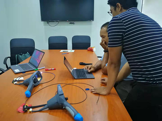 經(jīng)銷商與客戶維修主管一起將現(xiàn)場拍到的圖片和視頻轉(zhuǎn)存至電腦，看圖片質(zhì)量效果。